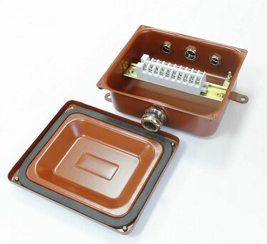 Коробка монтажная КМ 65-10 УХЛ1,5 IP65 латунный ввод ГОФРОМАТИК - Электротема - Интернет-магазин электромонтажных изделий и электрооборудования в Екатеринбурге